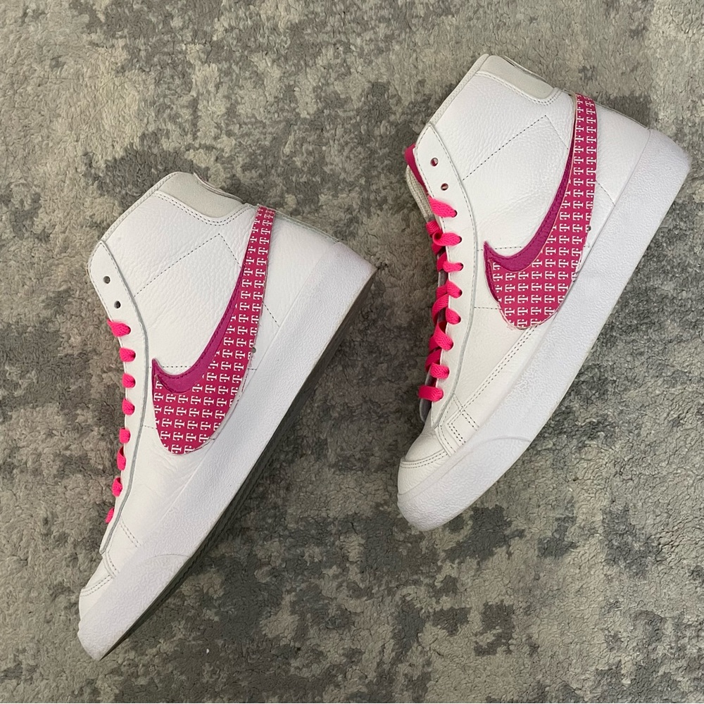 T-Mobile Nike Magenta Sneakers Men’s 9.5 NEW